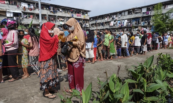 Người d&amp;acirc;n xếp h&amp;agrave;ng để mua dầu ăn với gi&amp;aacute; cả phải chăng ở Palembang, Indonesia (Ảnh: AFP)