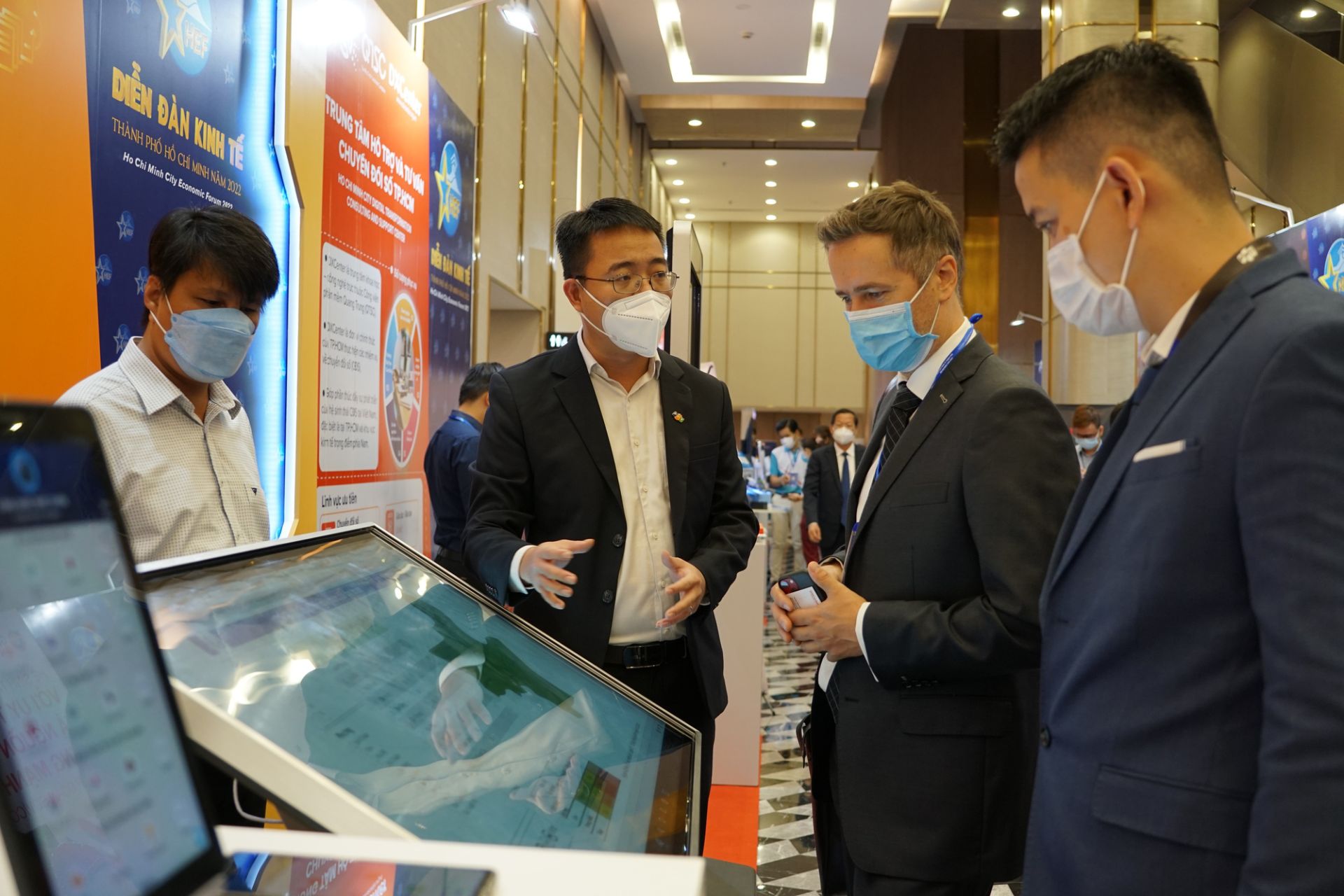 Th&amp;ocirc;ng qua việc x&amp;acirc;y Nghị quyết th&amp;iacute; điểm cơ chế đặc th&amp;ugrave; cho TP HCM