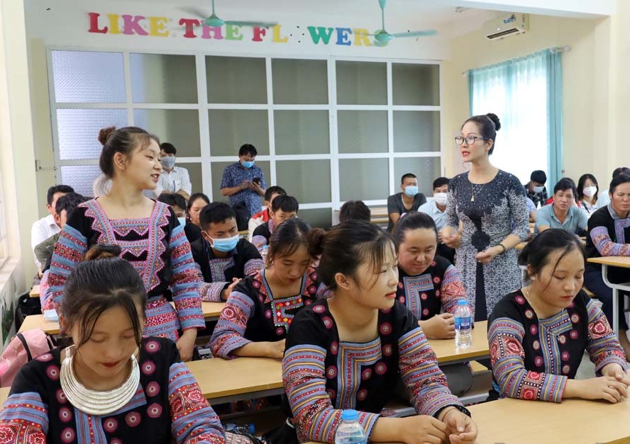 C&amp;ocirc;ng ty CP thương mại v&amp;agrave; c&amp;ocirc;ng nghệ T&amp;iacute;n Ph&amp;aacute;t tư vấn ch&amp;iacute;nh s&amp;aacute;ch xuất khẩu lao động cho người lao động 2 x&amp;atilde; đồng b&amp;agrave;o d&amp;acirc;n tộc M&amp;ocirc;ng Hang Kia, P&amp;agrave; C&amp;ograve; (Mai Ch&amp;acirc;u &amp;ndash; H&amp;ograve;a B&amp;igrave;nh).