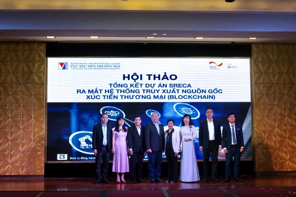 C&amp;aacute;c đại biểu chụp ảnh lưu niệm