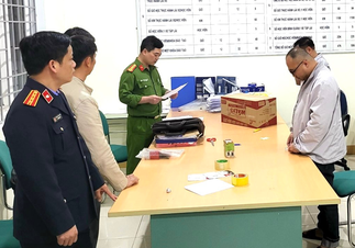 C&amp;aacute;c cơ quan bảo vệ ph&amp;aacute;p luật tỉnh H&amp;ograve;a B&amp;igrave;nh thi h&amp;agrave;nh lệnh bắt tạm giam v&amp;agrave; lệnh kh&amp;aacute;m x&amp;eacute;t đối với c&amp;aacute;c bị can.
