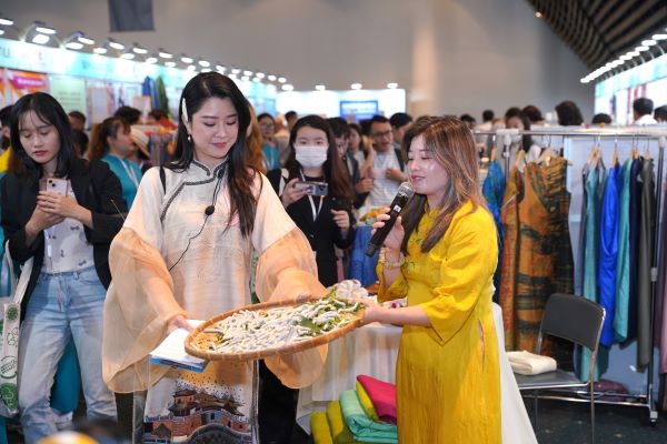 C&amp;aacute;c xu hướng về vải từ c&amp;aacute;c chất liệu tự nhi&amp;ecirc;n như sợi c&amp;acirc;y gai xanh của Tập đo&amp;agrave;n gai Thi&amp;ecirc;n Phước Ramie, sợi dứa của ECOSOI, tơ sen của Lụa Sen Đồng Th&amp;aacute;p v&amp;agrave; c&amp;aacute;c xu hướng m&amp;agrave;u sắc mới nhất cũng được cập nhật tại triển l&amp;atilde;m