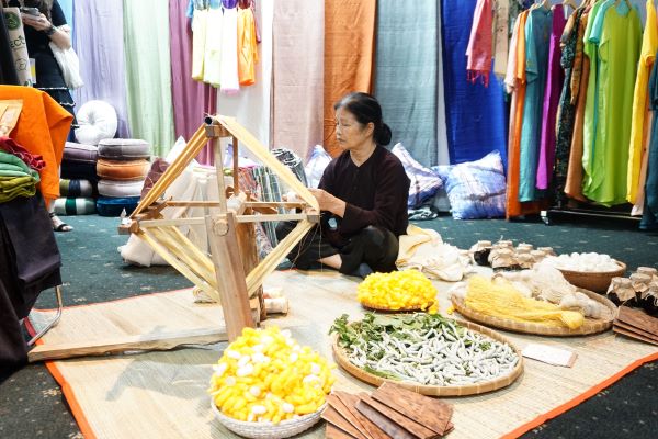 Kh&amp;ocirc;ng gian t&amp;aacute;i hiện nghề dệt lụa tơ tằm tại Texfuture Việt Nam Xu&amp;acirc;n H&amp;egrave; 2023