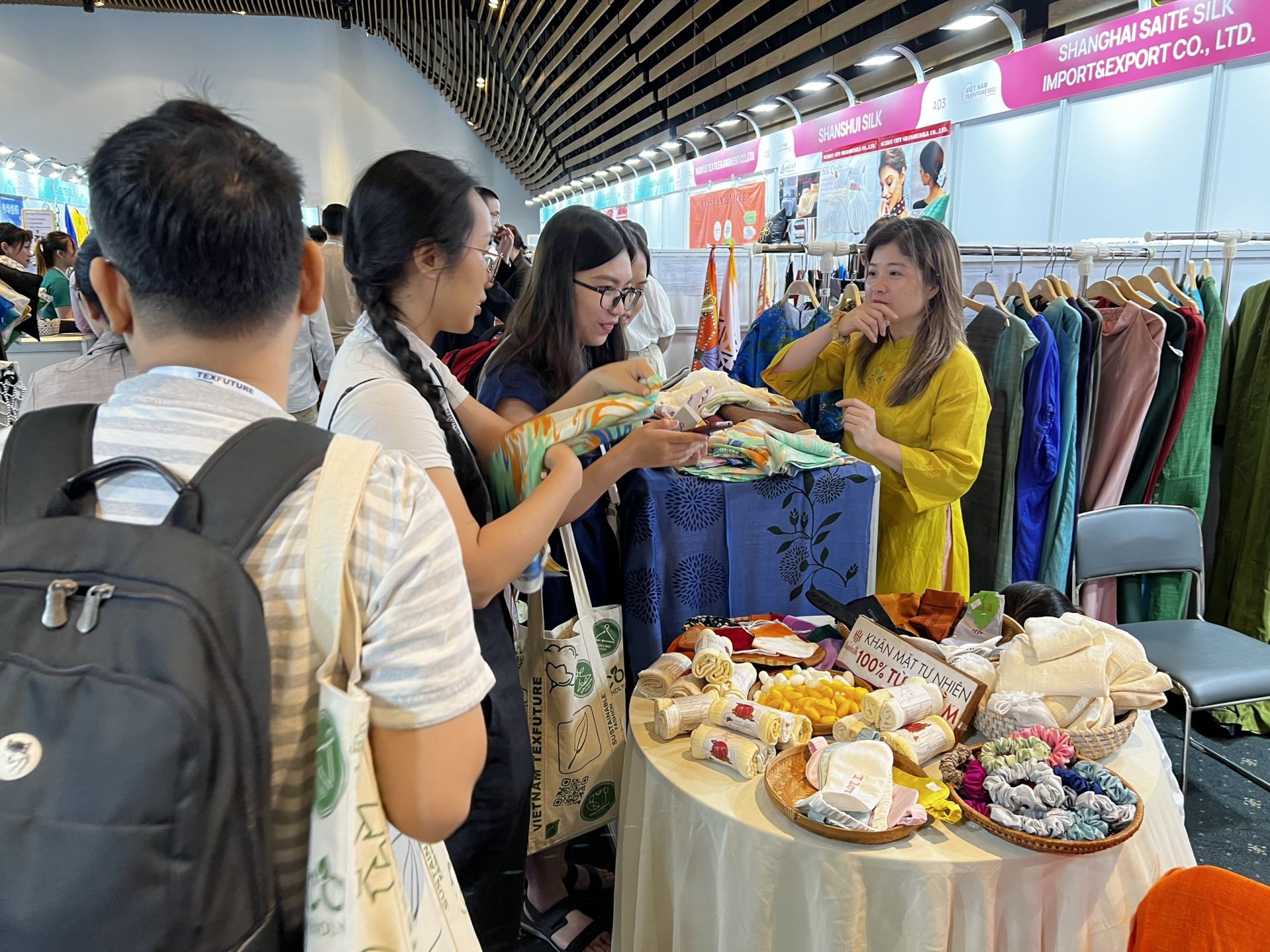 Khu vực triển l&amp;atilde;m xu hướng vải (Fabric Trend Zone); Khu vực triển l&amp;atilde;m xu hướng sắc m&amp;agrave;u (Color Trend Zone)