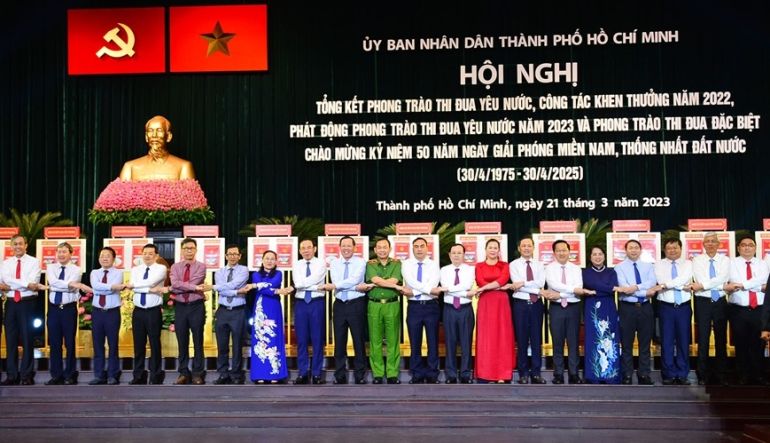 L&amp;atilde;nh đạo TPHCM c&amp;ugrave;ng l&amp;atilde;nh đạo c&amp;aacute;c sở ban ng&amp;agrave;nh thể hiện cam kết giao ước thi đua năm 2023.