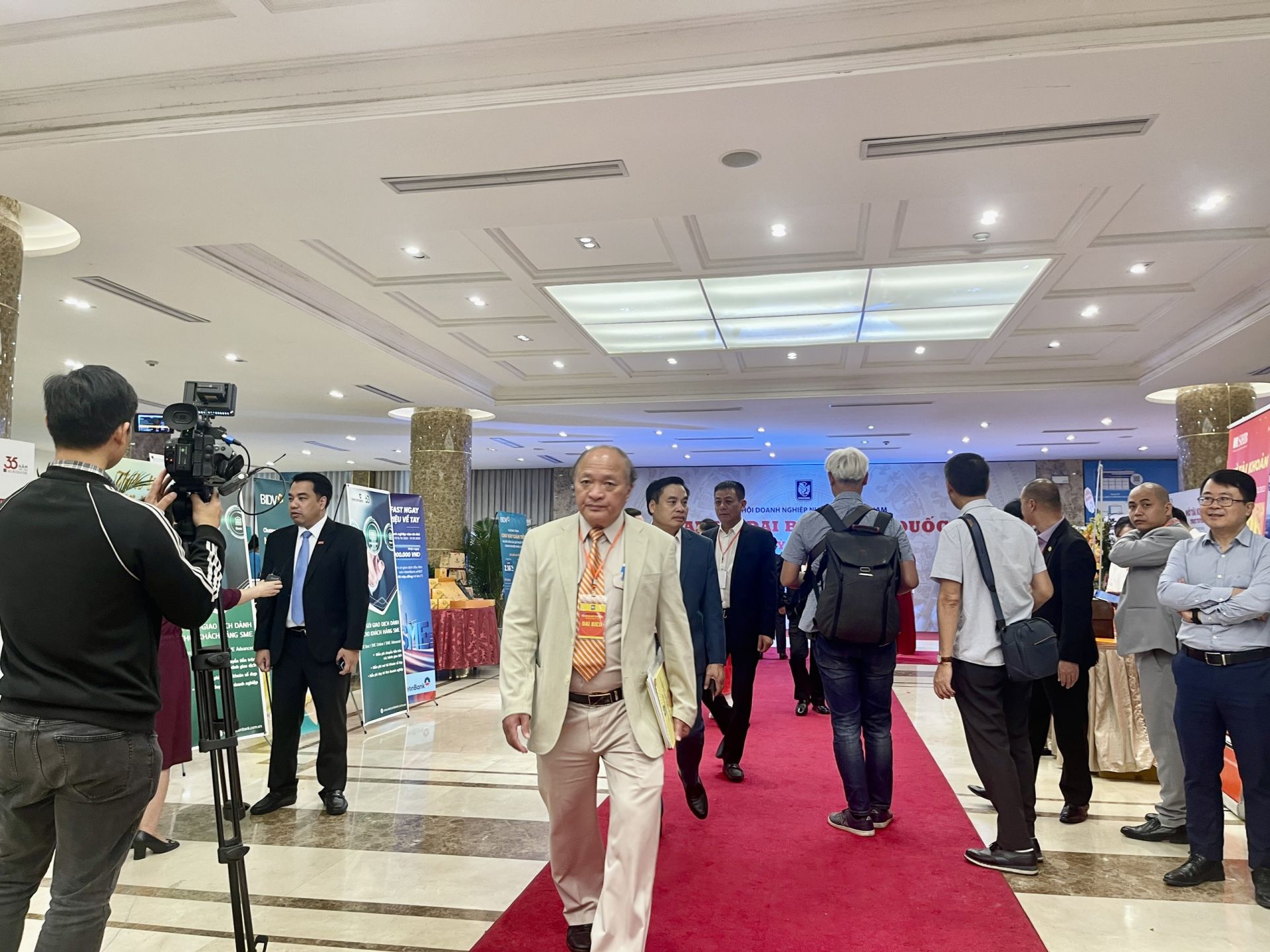 Những cuộc phỏng vấn nhanh đ&amp;atilde; được diễn ra ngay tại khu vực sảnh ch&amp;iacute;nh