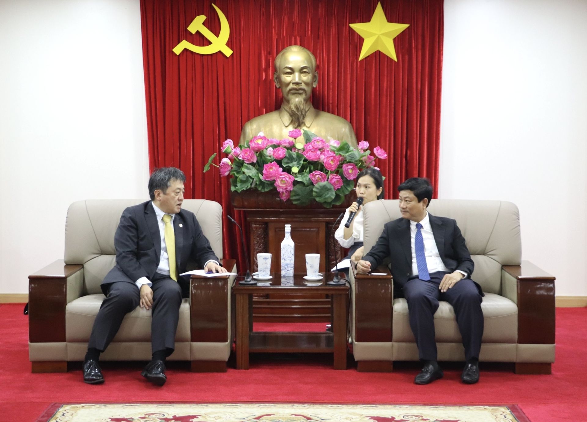 Chủ tịch UBND tỉnh cảm ơn &amp;ocirc;ng Shimizu Akira đ&amp;atilde; t&amp;iacute;ch cực hỗ trợ B&amp;igrave;nh Dương trong suốt thời gian qua v&amp;agrave; ch&amp;uacute;c &amp;ocirc;ng tiếp tục gặt h&amp;aacute;i nhiều th&amp;agrave;nh c&amp;ocirc;ng tr&amp;ecirc;n cương vị mới.