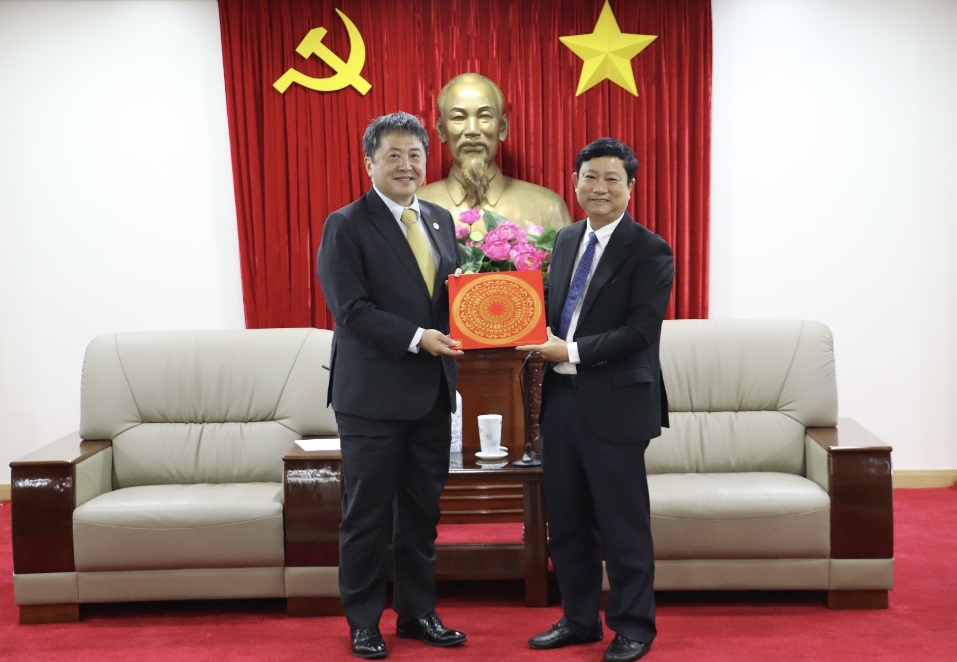 Chủ tịch UBND tỉnh V&amp;otilde; Văn Minh tặng qu&amp;agrave; lưu niệm cho &amp;ocirc;ng Shimizu Akira