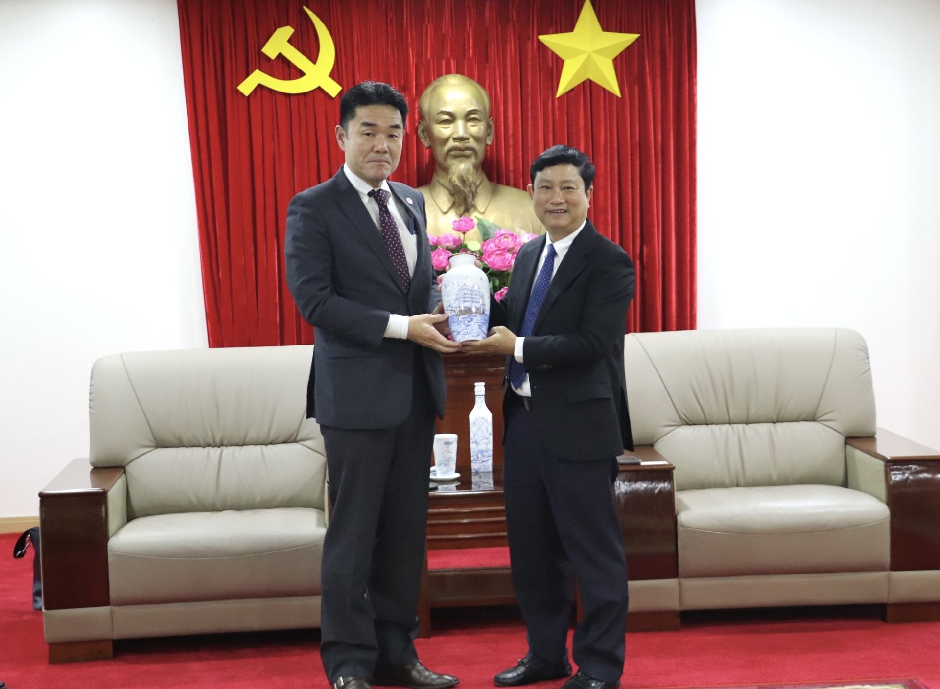 Chủ tịch UBND tỉnh V&amp;otilde; Văn Minh tặng qu&amp;agrave; lưu niệm cho &amp;ocirc;ng Sugano Yuichi &amp;ndash; T&amp;acirc;n Trưởng Đại diện Văn ph&amp;ograve;ng JICA Việt Nam