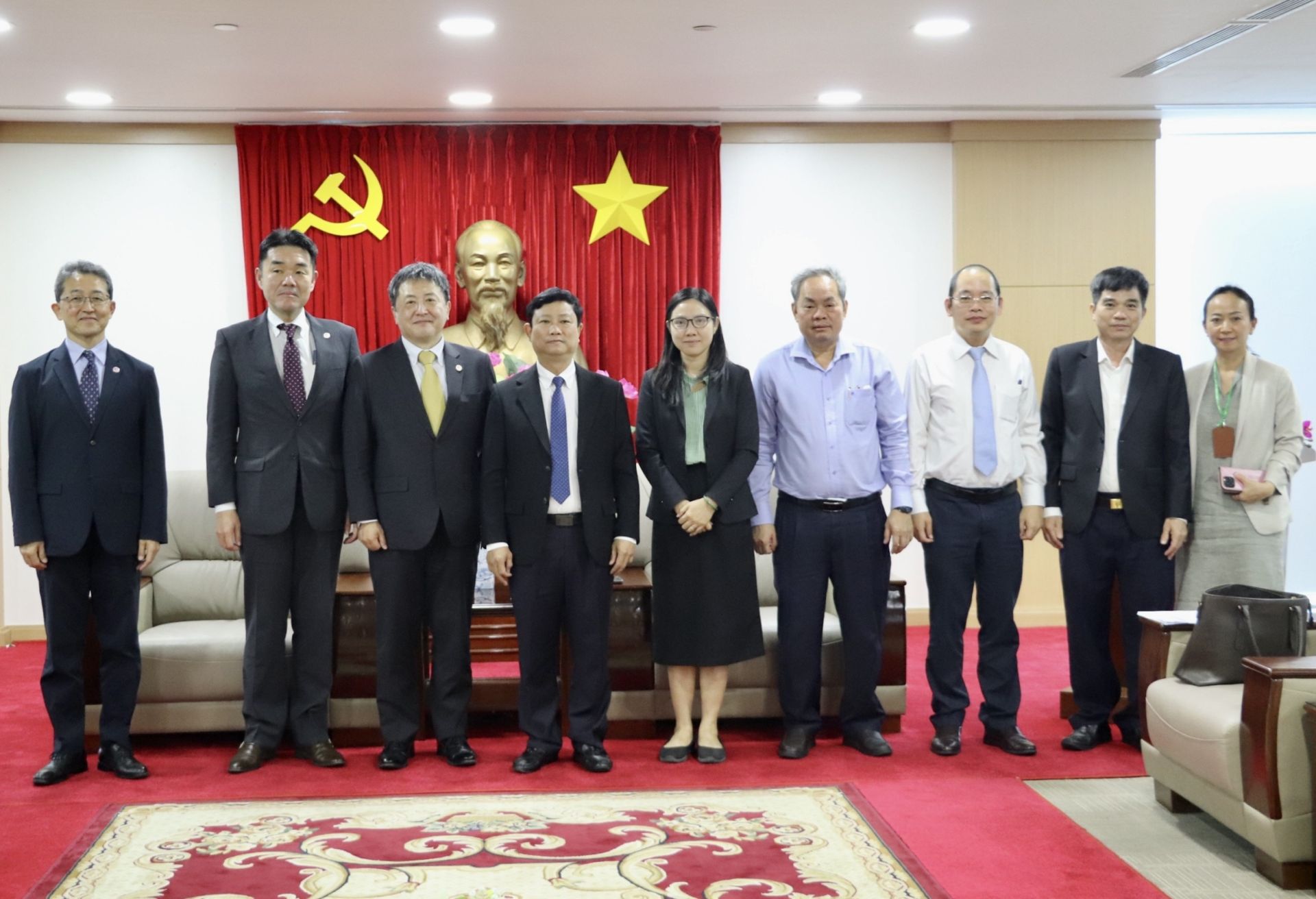 L&amp;atilde;nh đạo tỉnh B&amp;igrave;nh Dương v&amp;agrave; Cơ quan hợp t&amp;aacute;c Quốc tế Nhật Bản (JICA) chụp h&amp;igrave;nh lưu niệm