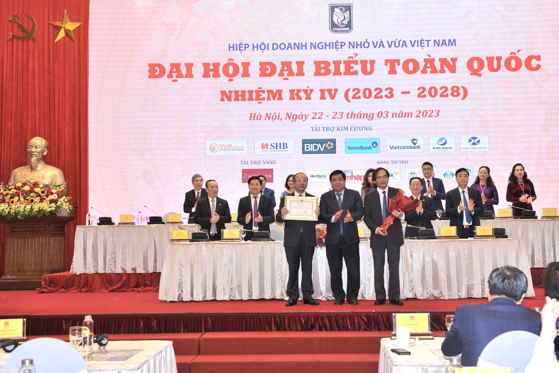 tặng bằng khen bộ trưởng cho 1 t&amp;acirc;p thể v&amp;agrave; 8 c&amp;aacute; nh&amp;acirc;n
