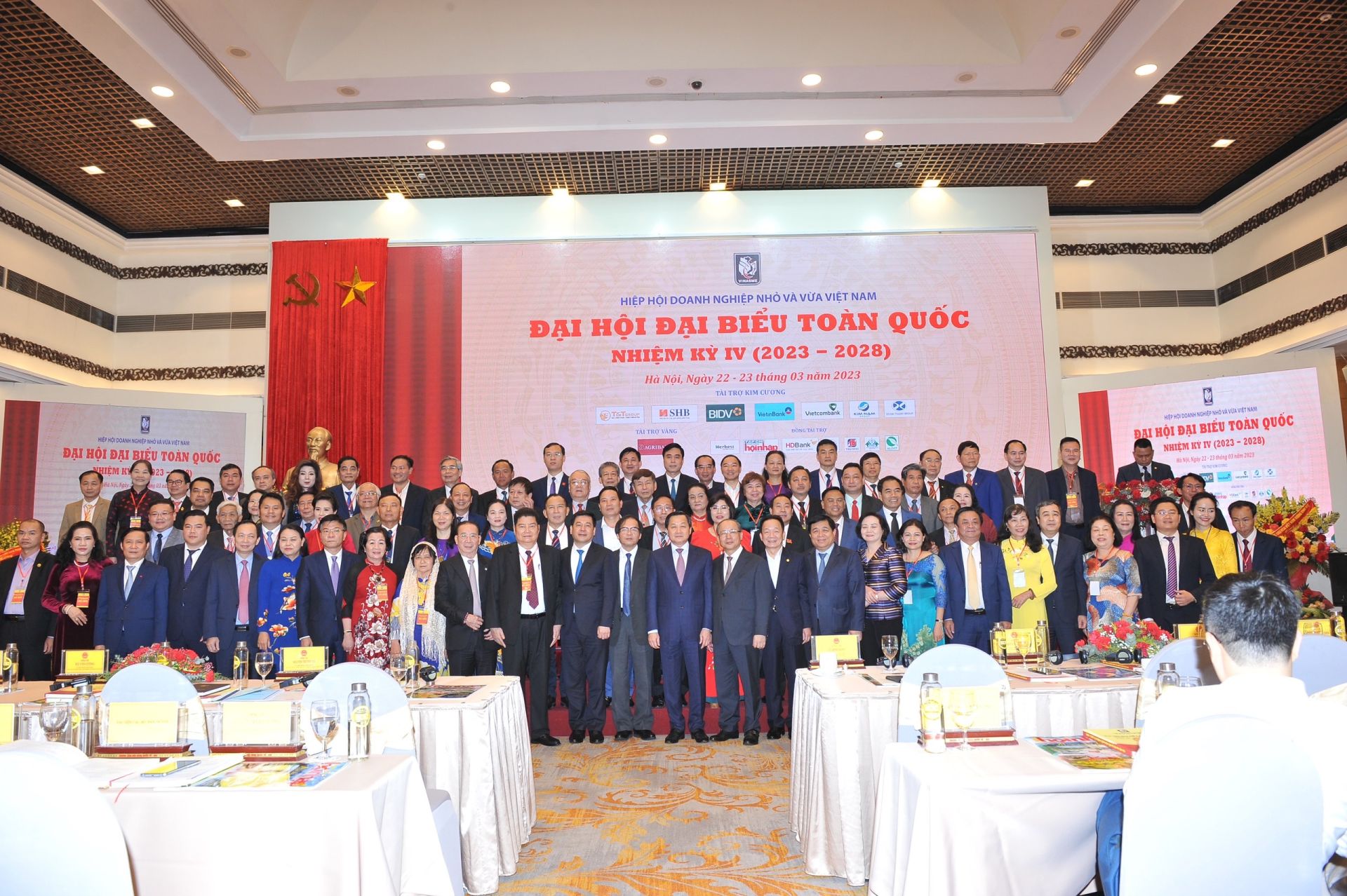 C&amp;aacute;c đại biểu chụp ảnh kỷ niệm