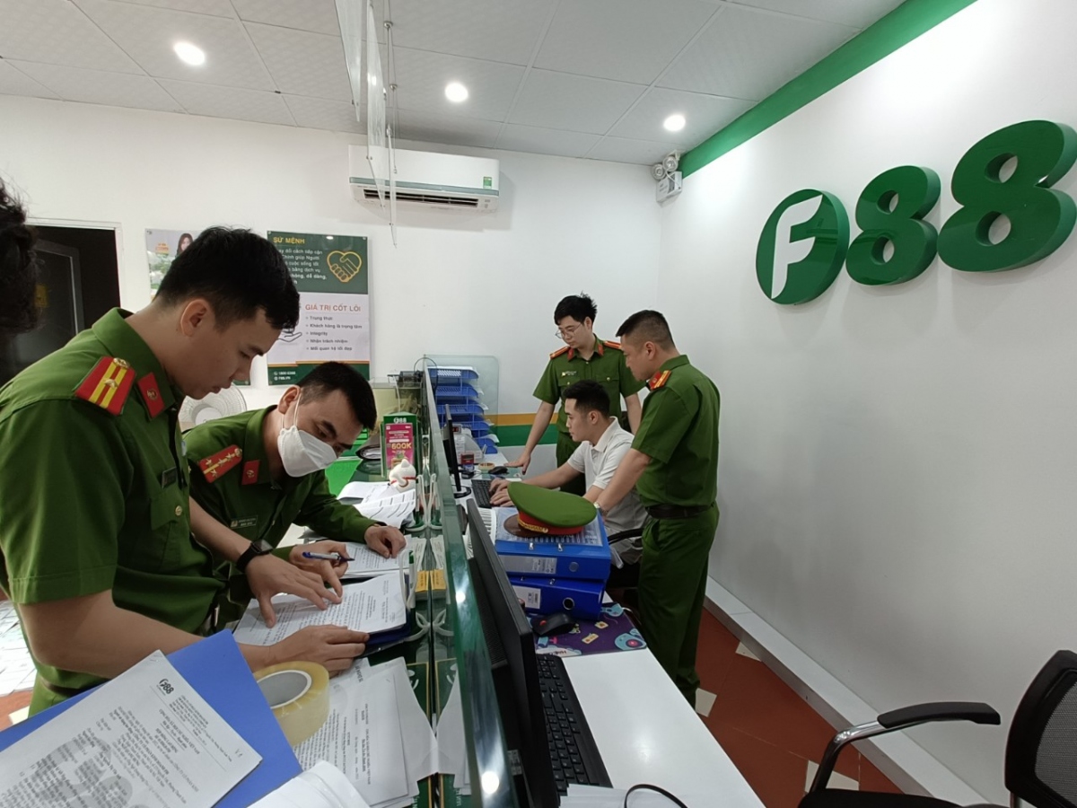 Ảnh minh họaLực lượng C&amp;ocirc;ng an kiểm tra h&amp;agrave;nh ch&amp;iacute;nh tại điểm kinh doanh của Chi nh&amp;aacute;nh C&amp;ocirc;ng ty cổ phần kinh doanh F88 tại Bắc Giang tr&amp;ecirc;n đường L&amp;ecirc; Lợi.