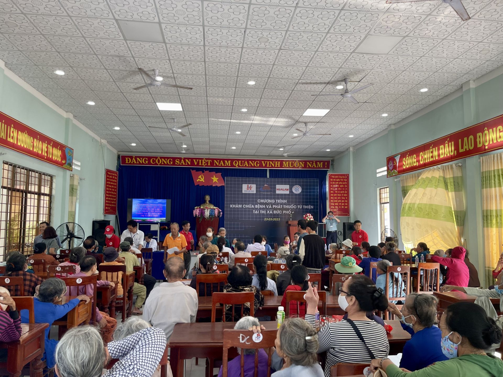 CLB doanh nh&amp;acirc;n Quảng Ng&amp;atilde;i tại TP.HCM, Bệnh viện Chợ Rẫy phối hợp với UBND thị x&amp;atilde; Đức Phổ v&amp;agrave; Hội Chữ thập đỏ tỉnh đ&amp;atilde; tổ chức một chương tr&amp;igrave;nh tư vấn, kh&amp;aacute;m chữa bệnh