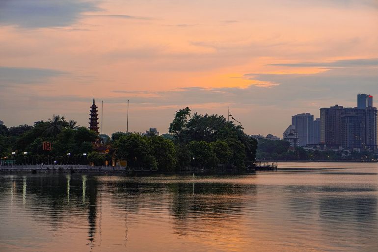 Một g&amp;oacute;c hồ T&amp;acirc;y v&amp;agrave; ch&amp;ugrave;a Trấn Quốc