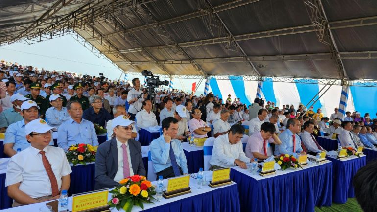 Tham dự buổi lễ &amp;ocirc;ng Đặng Ngọc Huy, Ph&amp;oacute; B&amp;iacute; thư Thường trực Tỉnh ủy, &amp;ocirc;ng Đặng Văn Minh, Chủ tịch UBND tỉnh c&amp;ugrave;ng l&amp;atilde;nh đạo thị x&amp;atilde; Đức Phổ v&amp;agrave; đ&amp;ocirc;ng đảo người d&amp;acirc;n địa phương