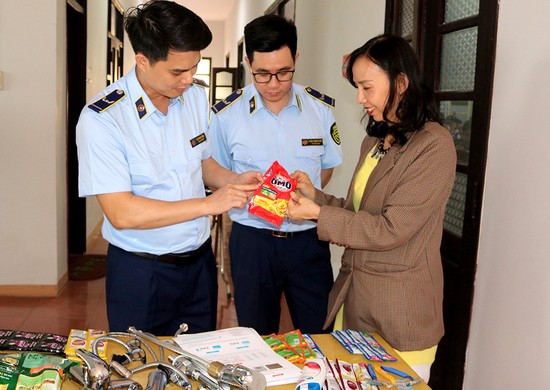Hiệp hội Chống h&amp;agrave;ng giả v&amp;agrave; bảo vệ quyền sở hữu tr&amp;iacute; tuệ của c&amp;aacute;c doanh nghiệp c&amp;oacute; vốn đầu tư nước ngo&amp;agrave;i tại Việt Nam hướng dẫn lực lượng quản l&amp;yacute; thị trường c&amp;aacute;ch ph&amp;acirc;n biệt h&amp;agrave;ng thật, h&amp;agrave;ng giả