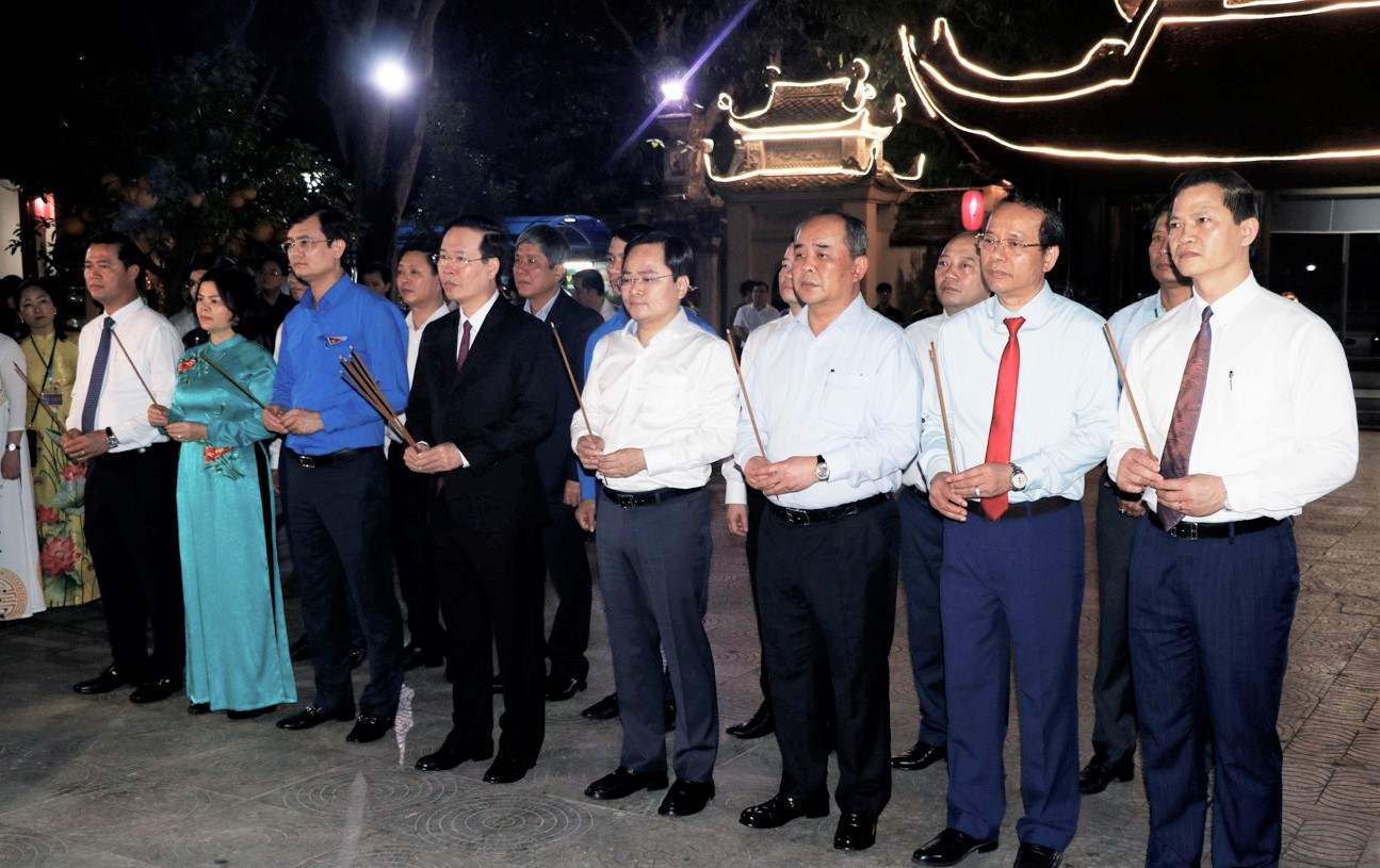 Chủ tịch nước V&amp;otilde; Văn Thưởng d&amp;acirc;ng hương tại Đền Đ&amp;ocirc; - Bắc Ninh