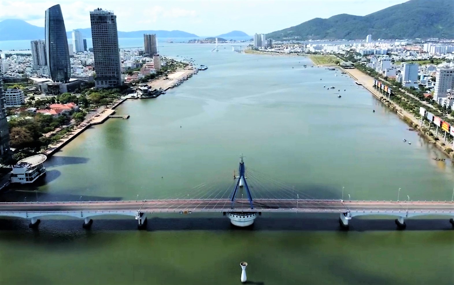 Với việc thống nhất quan điểm x&amp;acirc;y dựng, ph&amp;aacute;t triển Đ&amp;agrave; Nẵng trở th&amp;agrave;nh cực tăng trưởng của v&amp;ugrave;ng động lực kinh tế miền Trung. Tập trung ph&amp;aacute;t triển kinh tế theo 3 trụ cột: Du lịch gắn với bất động sản nghỉ dưỡng, trung t&amp;acirc;m tổ chức sự kiện quốc tế v&amp;agrave; gắn với yếu tố văn h&amp;oacute;a