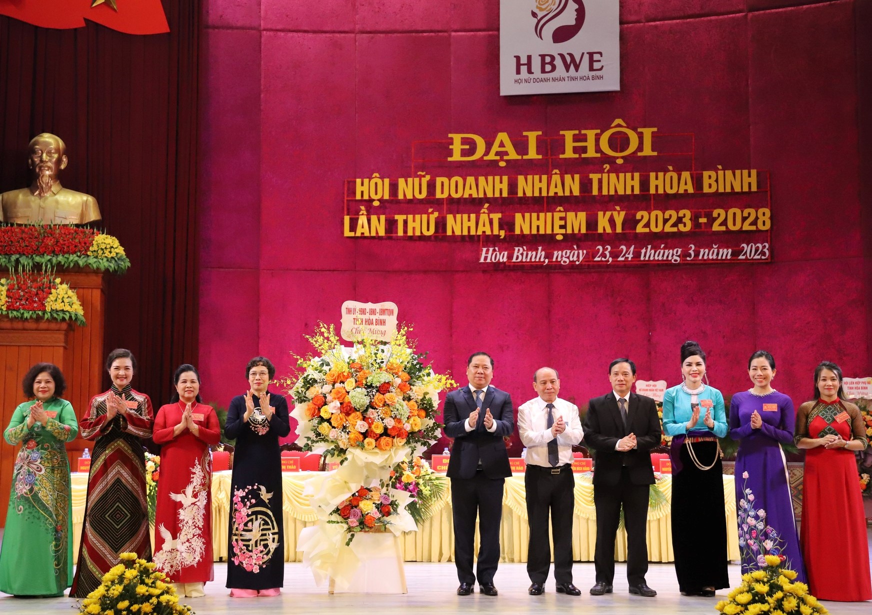c&amp;aacute;c đồng ch&amp;iacute; l&amp;atilde;nh đạo tỉnh H&amp;ograve;a B&amp;igrave;nh tặng lẵng hoa tươi thắm ch&amp;uacute;c mừng Đại hội