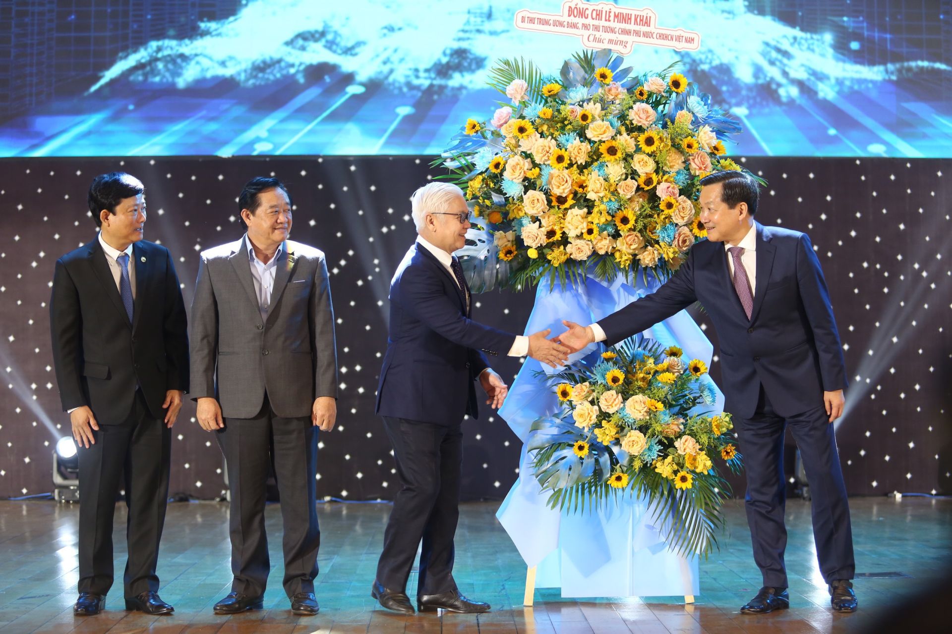 Đồng ch&amp;iacute; L&amp;ecirc; Minh Kh&amp;aacute;i, B&amp;iacute; thư Trung ương Đảng, Ph&amp;oacute; Thủ tướng Ch&amp;iacute;nh phủ v&amp;agrave; &amp;Ocirc;ng Nguyễn Văn Lợi, Ủy vi&amp;ecirc;n Ban chấp h&amp;agrave;nh Trung ương Đảng, B&amp;iacute; thư Tỉnh ủy, Trưởng đo&amp;agrave;n Đại biểu Quốc hội tỉnh B&amp;igrave;nh Dương