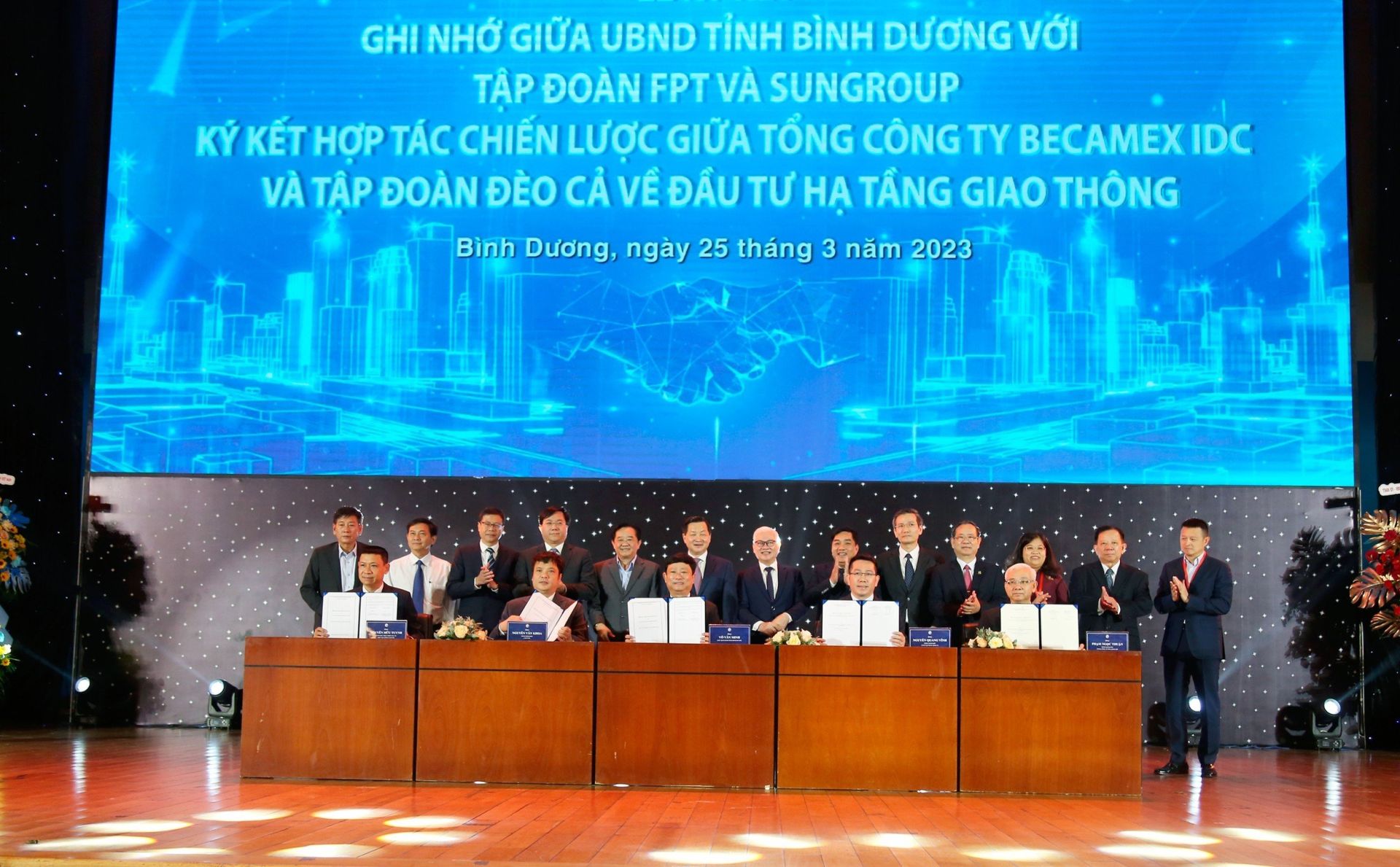 Lễ k&amp;yacute; kết ghi nhớ giữa UBND tỉnh B&amp;igrave;nh Dương với Tập đo&amp;agrave;n FPT v&amp;agrave; SunGroup