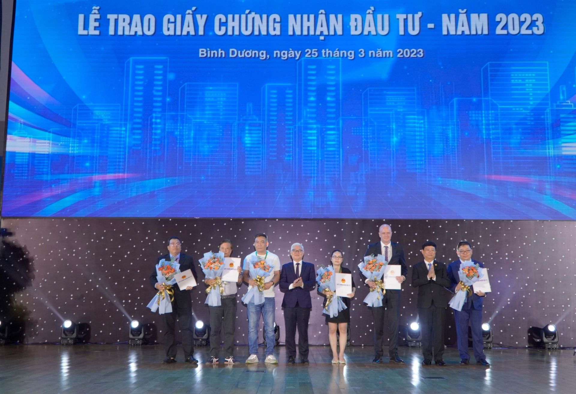 Lễ chứng nhận đầu tư với c&amp;aacute;c doanh nghiệp tr&amp;ecirc;n địa b&amp;agrave;n B&amp;igrave;nh Dương