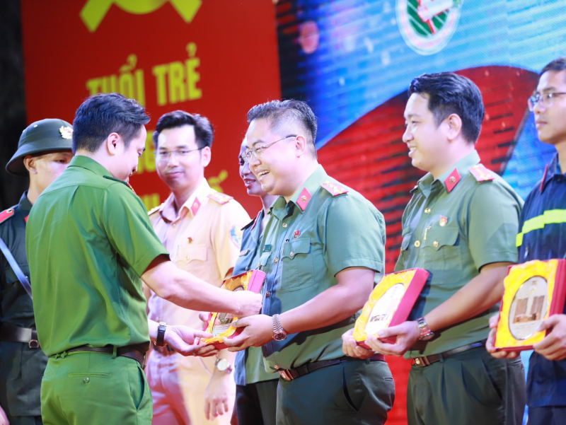 L&amp;atilde;nh đạo C&amp;ocirc;ng an TP Hồ Ch&amp;iacute; Minh trao tặng kỷ niệm chương cho c&amp;aacute;c đồng ch&amp;iacute; Ban chấp h&amp;agrave;nh Đo&amp;agrave;n C&amp;ocirc;ng an th&amp;agrave;nh phố