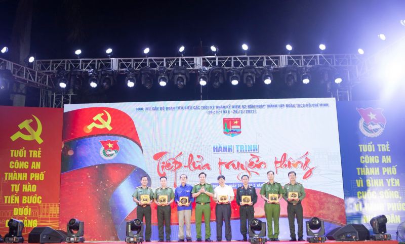 L&amp;atilde;nh đạo C&amp;ocirc;ng an TP Hồ Ch&amp;iacute; Minh trao tặng kỷ niệm chương cho c&amp;aacute;c đồng ch&amp;iacute; nguy&amp;ecirc;n B&amp;iacute; thư, Trưởng ban Thanh ni&amp;ecirc;n C&amp;ocirc;ng an th&amp;agrave;nh phố