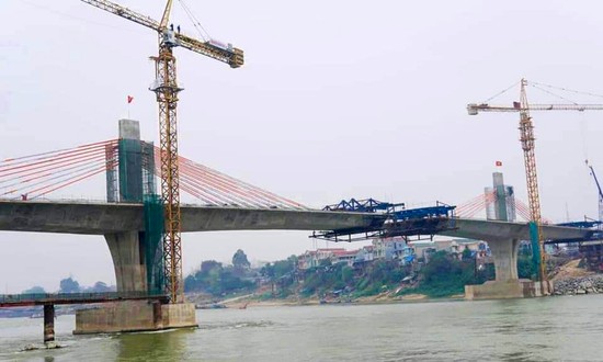 Cầu Vĩnh Ph&amp;uacute; qua S&amp;ocirc;ng L&amp;ocirc; nối hai tỉnh Ph&amp;uacute; Thọ v&amp;agrave; Vĩnh Ph&amp;uacute;c dự kiến sẽ th&amp;ocirc;ng xe kỹ thuật v&amp;agrave;o dịp 30/4