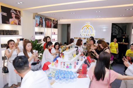 Kh&amp;aacute;ch h&amp;agrave;ng c&amp;oacute; cơ hội trải nghiệm v&amp;agrave; tiếp cận gần hơn với nhiều sản phẩm độc đ&amp;aacute;o tại trụ sở mới