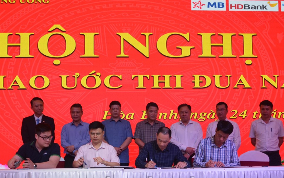 Đại diện c&amp;aacute;c doanh nghiệp ng&amp;acirc;n h&amp;agrave;ng - bảo hiểm trong khối thi đua k&amp;yacute; kết giao ước thi đua năm 2023.