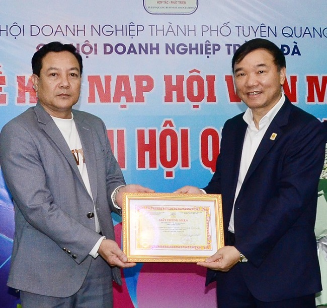 Chủ tịch Hiệp hội DN tỉnh Nguyễn Hữu Thập (người đứng b&amp;ecirc;n phải) trao Quyết định v&amp;agrave; Giấy chứng nhận hội vi&amp;ecirc;n mới cho &amp;ocirc;ng Nguyễn Văn Dũng, Gi&amp;aacute;m đốc Cty TNHH Kinh doanh TM&amp;amp;DV T&amp;uacute; Dũng.