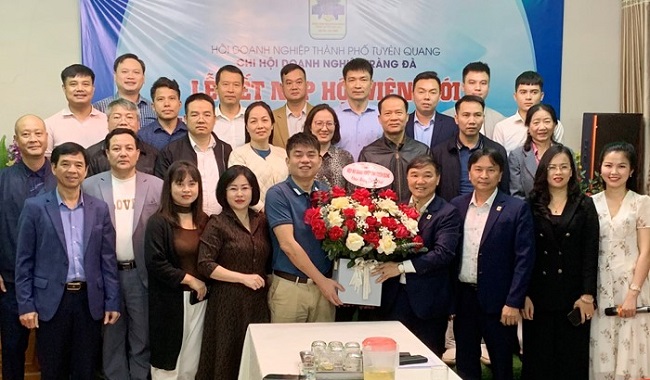 Đồng ch&amp;iacute; Nguyễn Hữu Thập - Chủ tịch Hiệp hội DN tỉnh v&amp;agrave; c&amp;aacute;c đại biểu dự đ&amp;atilde; tặng hoa ch&amp;uacute;c mừng sinh nhật hội vi&amp;ecirc;n Nguyễn Huy Nam, chủ Nh&amp;agrave; h&amp;agrave;ng Huy T&amp;ugrave;ng, x&amp;atilde; Kim Ph&amp;uacute;, th&amp;agrave;nh phố Tuy&amp;ecirc;n Quang.