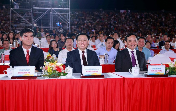 Vương Đ&amp;igrave;nh Huệ - Ủy vi&amp;ecirc;n Bộ Ch&amp;iacute;nh trị, Chủ tịch Quốc hội nước Cộng h&amp;ograve;a X&amp;atilde; hội Chủ nghĩa Việt Nam đến tham dự chương tr&amp;igrave;nh v&amp;agrave; chỉ đạo.