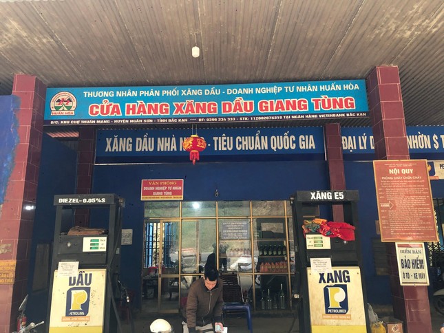 Cửa h&amp;agrave;ng b&amp;aacute;n lẻ xăng dầu bị ph&amp;aacute;t hiện b&amp;aacute;n h&amp;agrave;ng khi chưa c&amp;oacute; giấy ph&amp;eacute;p của Sở C&amp;ocirc;ng Thương