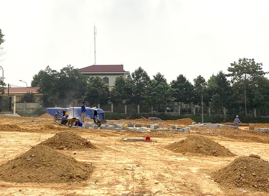 C&amp;ocirc;ng tr&amp;igrave;nh chỉnh trang quảng trường trung t&amp;acirc;m huyện đang thực hiện giai đoạn 1