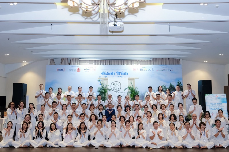MỌi người được thực h&amp;agrave;nh thiền tập cũng như nghe c&amp;aacute;c chia sẻ của diễn giả L&amp;ecirc; B&amp;aacute; Th&amp;ocirc;ng
