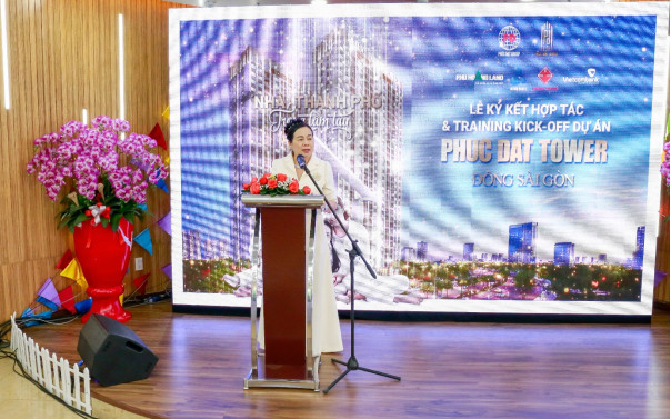 B&amp;agrave; Nguyễn Thị Hạnh &amp;ndash; Ph&amp;oacute; Chủ tịch Ph&amp;uacute;c Đạt Group &amp;ndash; Chủ đầu tư dự &amp;aacute;n Ph&amp;uacute;c Đạt Tower ph&amp;aacute;t biểu tại buổi lễ