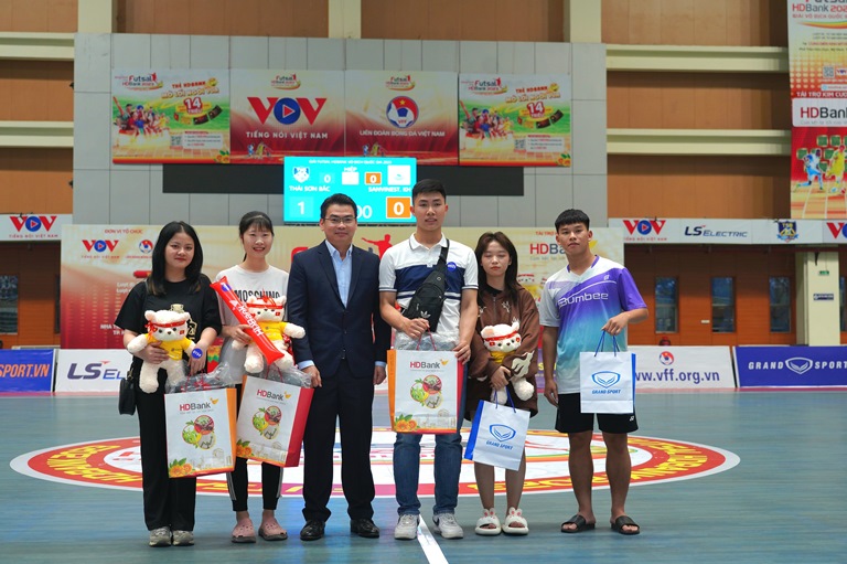 HDBank mang đến nhiều chương tr&amp;igrave;nh giải tr&amp;iacute;, qu&amp;agrave; tặng đặc biệt cho cổ động vi&amp;ecirc;n v&amp;agrave; cầu thủ trong suốt thời gian diễn ra giải.