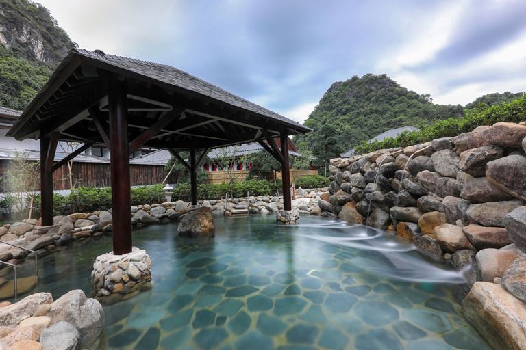Tắm onsen l&amp;agrave; một trong những h&amp;igrave;nh thức nghỉ dưỡng chăm s&amp;oacute;c sức khỏe được y&amp;ecirc;u th&amp;iacute;ch nhất thế giới