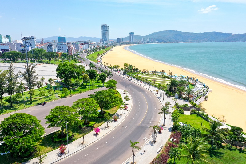 TP. Quy nhơn c&amp;oacute; hơn 7 km đường bờ biển ngay trước mặt l&amp;agrave; một lợi thế để ph&amp;aacute;t triển du lịch