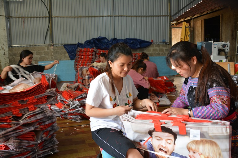 S&amp;ugrave;ng Y Hoa kiểm tra h&amp;agrave;ng trước khi chuyển về c&amp;ocirc;ng ty.