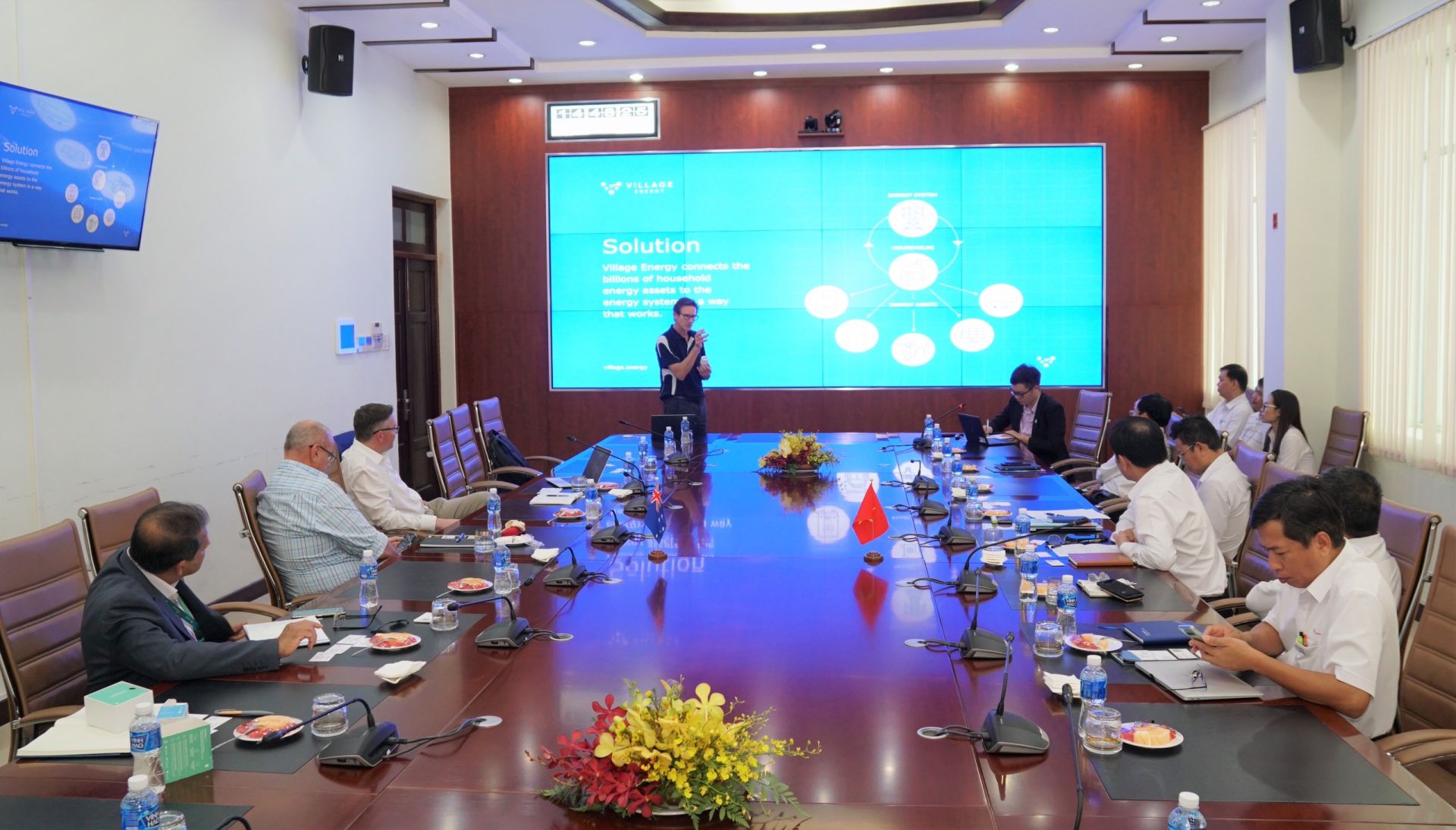 &amp;Ocirc;ng Wayne Liubinskas &amp;ndash; CEO v&amp;agrave; Đồng s&amp;aacute;ng lập Village Energy tr&amp;igrave;nh b&amp;agrave;y giải ph&amp;aacute;p t&amp;iacute;ch hợp v&amp;agrave; quản l&amp;yacute; c&amp;aacute;c thiết bị gia dụng, tăng năng lượng t&amp;aacute;i tạo tr&amp;ecirc;n lưới điện v&amp;agrave; cung cấp cho người ti&amp;ecirc;u d&amp;ugrave;ng khả năng kiểm so&amp;aacute;t, minh bạch v&amp;agrave; tiết kiệm chi ph&amp;iacute;