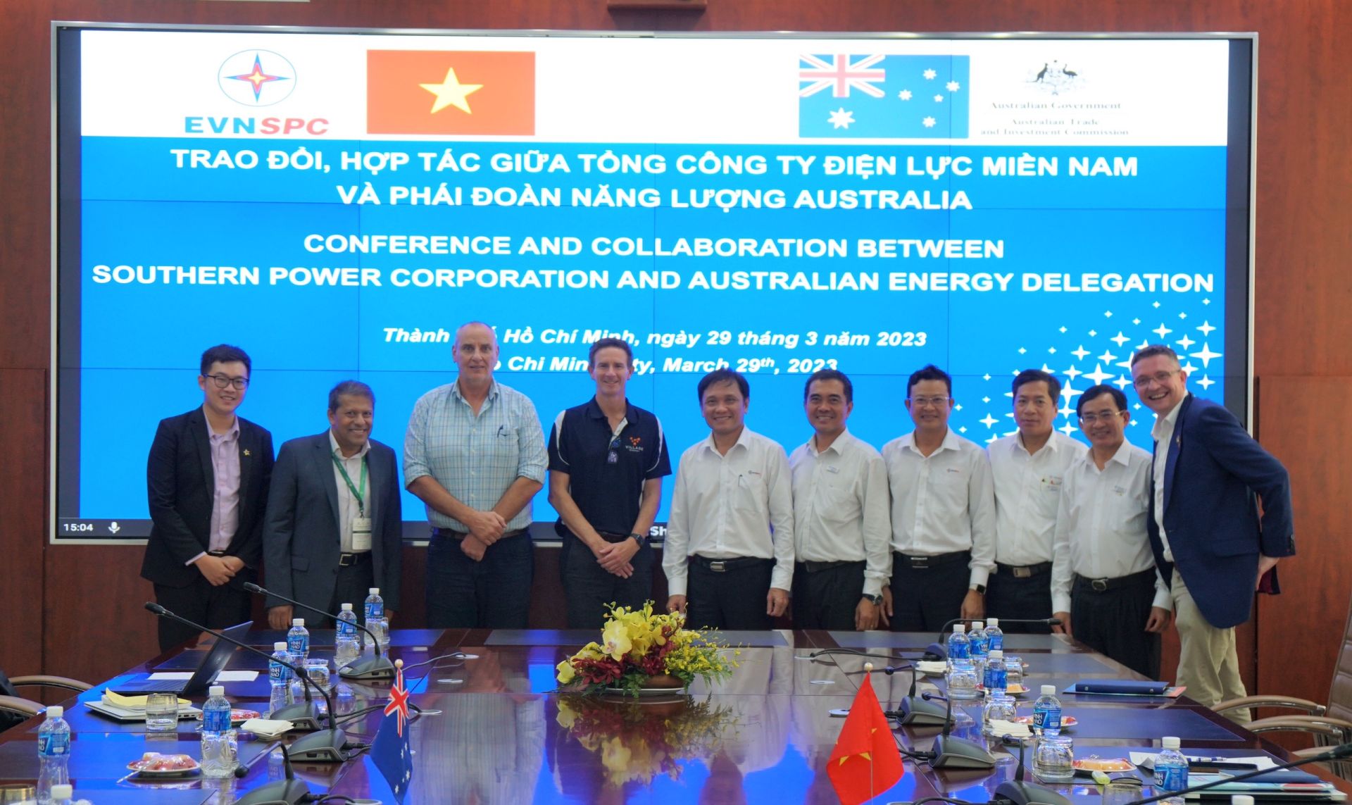 Ph&amp;aacute;i đo&amp;agrave;n năng lượng Australia chụp ảnh lưu niệm c&amp;ugrave;ng l&amp;atilde;nh đạo EVNSPC