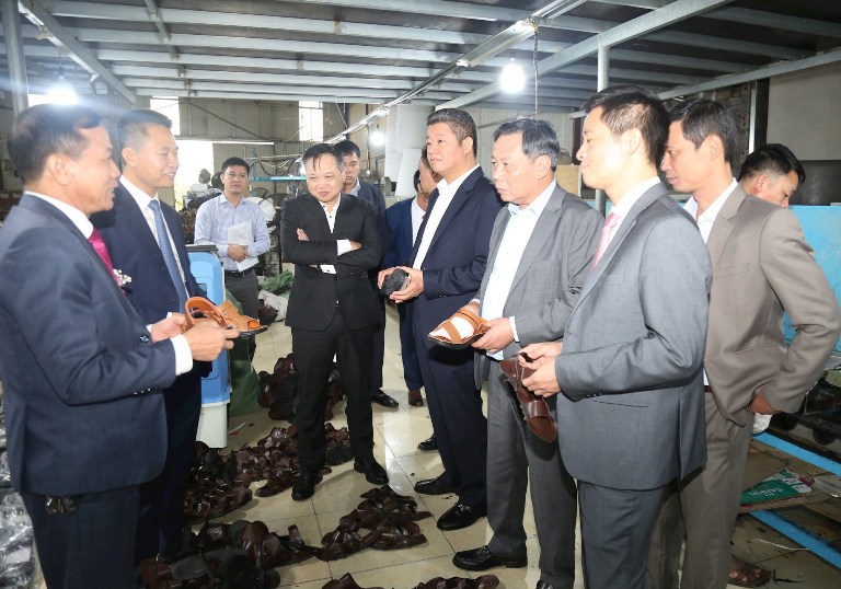 L&amp;atilde;nh đạo th&amp;agrave;nh phố H&amp;agrave; Nội, huyện Ph&amp;uacute; Xuy&amp;ecirc;n tham quan l&amp;agrave;ng nghề.