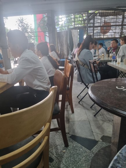 Qu&amp;aacute;n c&amp;agrave; ph&amp;ecirc;, điểm gặp gỡ của kh&amp;aacute;ch h&amp;agrave;ng c&amp;oacute; nhu cầu mua đất.