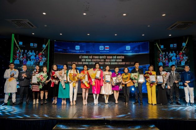 Trao quyết định bổ nhiệm hội đồng chuy&amp;ecirc;n gia v&amp;agrave; ban chấp h&amp;agrave;nh Hội đồng nh&amp;agrave; huấn luyện v&amp;agrave; ph&amp;aacute;t triển doanh nghiệp Việt Nam