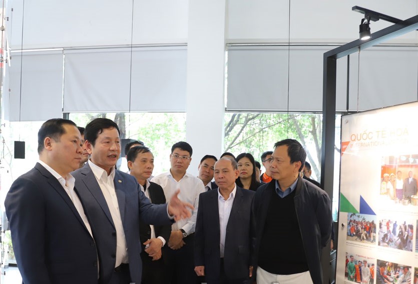 B&amp;iacute; thư Tỉnh uỷ H&amp;ograve;a B&amp;igrave;nh Nguyễn Phi Long c&amp;ugrave;ng đo&amp;agrave;n c&amp;ocirc;ng t&amp;aacute;c thăm quan cơ sở vật chất trường Đại học FPT.