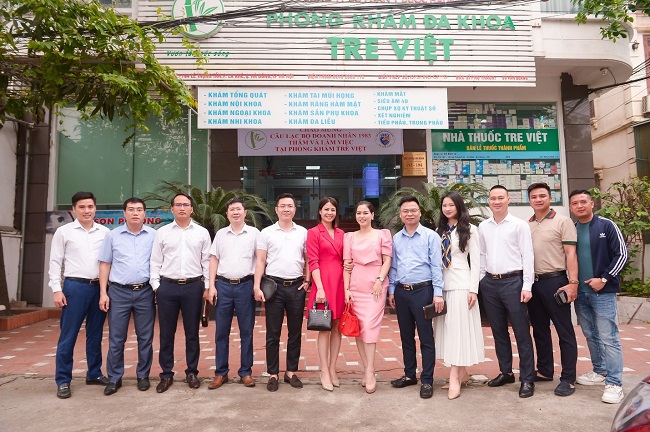 C&amp;aacute;c th&amp;agrave;nh vi&amp;ecirc;n CLB DN 1983 chụp ảnh lưu niệm tại Ph&amp;ograve;ng kh&amp;aacute;m đa khoa Tre Việt